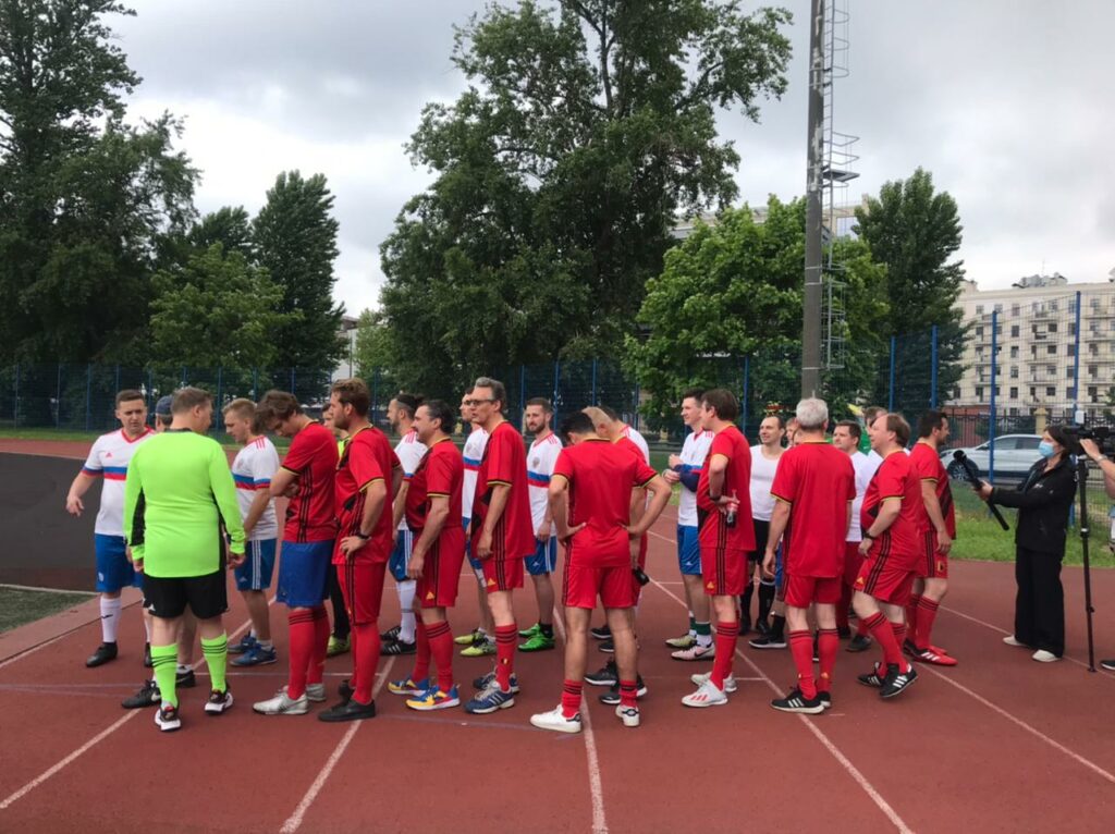 The obligatory pre-match handshake.